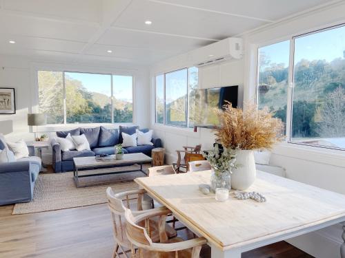 Waukivory Estate - The Cottage في Waukivory: غرفة معيشة بها طاولة وأريكة