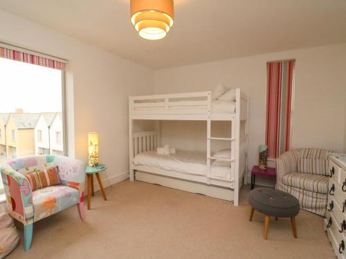 מיטה או מיטות קומותיים בחדר ב-Osprey House Portland