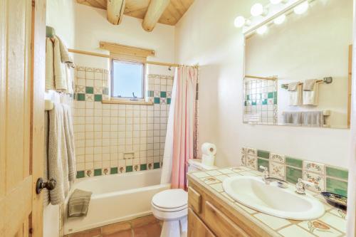 A bathroom at Casa Allis Taos