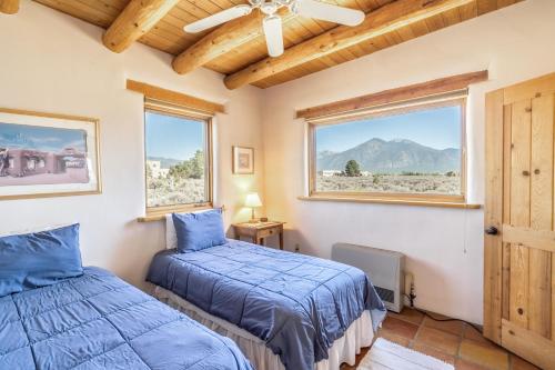 A bed or beds in a room at Casa Allis Taos