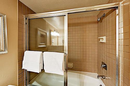 e bagno con doccia e asciugamani su un portasciugamani. di Mountain Village Lodge 269 a Park City