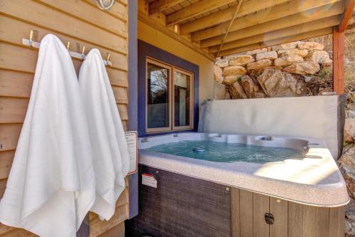 uma casa de banho com uma banheira de hidromassagem e uma toalha em Ontario Haven em Park City