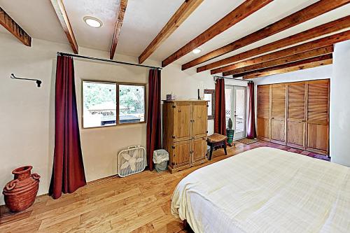 1 dormitorio con cama grande y techo de madera en Valverdo Oasis, en Taos