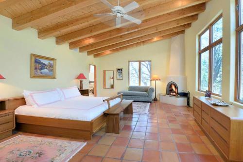 ein großes Schlafzimmer mit einem Bett und einem Kamin in der Unterkunft Santa Fe Manor in Santa Fe