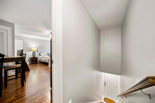 Ένα ή περισσότερα κρεβάτια σε δωμάτιο στο Lovely Cozy Studio in Heart of Atlanta
