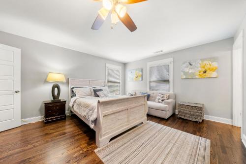 1 dormitorio con 1 cama y ventilador de techo en Lovely Cozy Studio in Heart of Atlanta en Atlanta