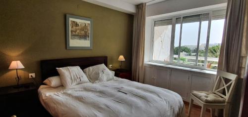 Un dormitorio con una cama grande y una ventana en Apartamento Auténtico Sol, en Torremolinos