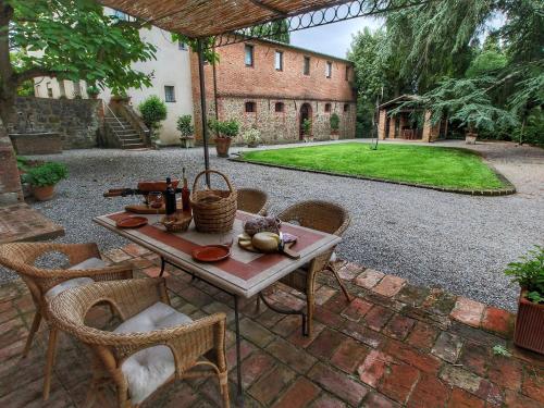 Quaint Villa in Sinalunga with Swimming Pool