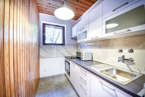 O bucătărie sau chicinetă la Apartments and rooms Ref - 20 m from sea