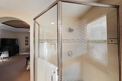 Una cabina de ducha de cristal en una sala de estar. en Mauna Lani Villa A-22, en Waikoloa