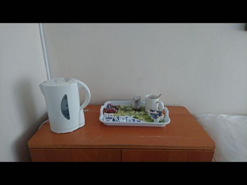 einen Tisch mit Kaffeemaschine und ein Tablett darauf in der Unterkunft Room in Guest room - Tiny Single shared bathroom Room ssbyr in Hayes