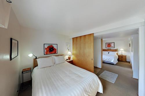 1 dormitorio con 1 cama blanca grande en una habitación en Ciclo Grande 202B, en Santa Fe