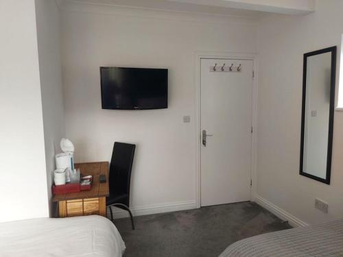 TV i/ili multimedijalni sistem u objektu Room in Guest room - Family room with private bathroom