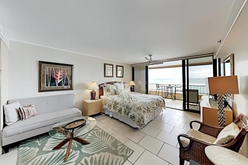 uma sala de estar com uma cama e um sofá em Ka'anapali Shores Place 203 em Kahana