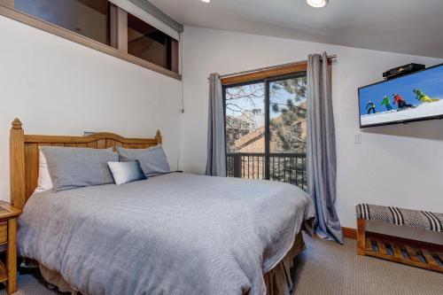 Een bed of bedden in een kamer bij Silver Cliff Village 205
