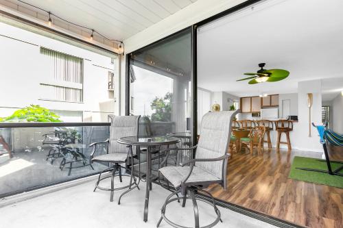 a living room with a table and chairs at Casa Tropical Kona in Kailua-Kona