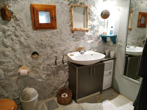 y baño con lavabo y espejo. en Wellanidia Cottage Skoutari, en Gythio