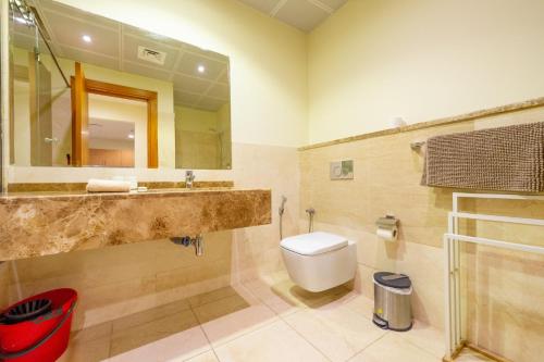 Ett badrum på Stylish 1BR - Murad Tower near Mall of Emirates - MRD