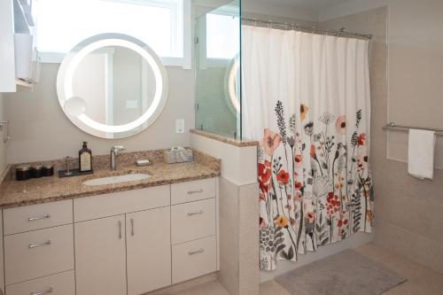 baño con lavabo y cortina de ducha en Sweet Sojourn, en Virginia Beach