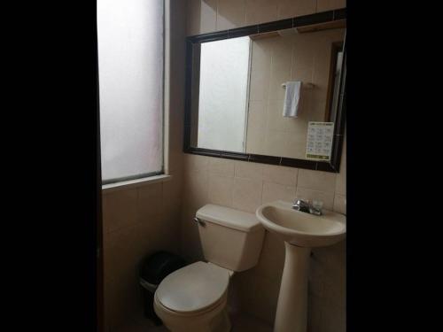 Bilik mandi di Room in Guest room - Comfotable Room in excelent location