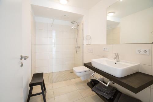 La salle de bains est pourvue d'un lavabo et de toilettes. dans l'établissement Goldsprotte, à Eckernförde