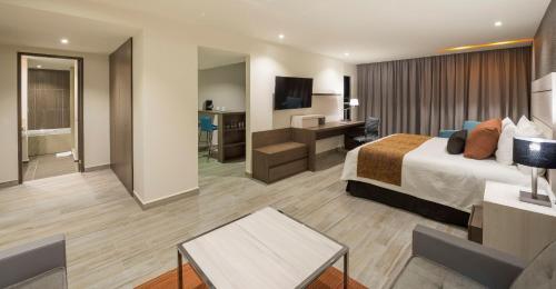 Ένα ή περισσότερα κρεβάτια σε δωμάτιο στο Real Inn Celaya