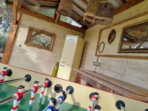 eine Küche mit einem Tisch, auf dem Figuren von Menschen stehen in der Unterkunft Les pondres en vaunage in Caveirac