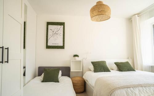 2 camas en una habitación con paredes blancas en Čia gera studio, en Anykščiai