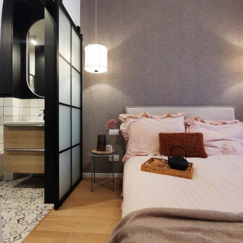 Schlafzimmer mit einem Bett, einem Spiegel und einem Waschbecken in der Unterkunft Apartamenty Białystok - Apartment Royal VI in Białystok