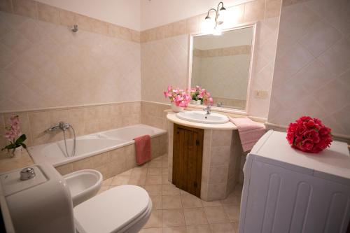 タオルミーナにあるCasa Rosyのバスルーム(洗面台、トイレ、バスタブ付)