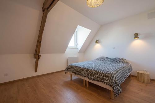 a bedroom with a bed and a window at L'annexe Morbecque in Morbecque