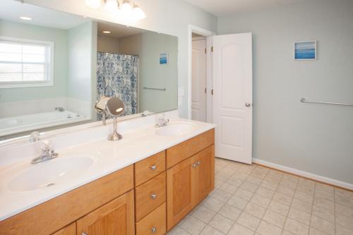 バージニアビーチにあるAnchor Downの洗面台が2つと大きな鏡があるバスルーム