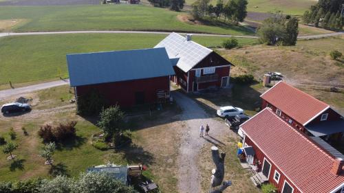 una vista aérea de un granero con un coche estacionado al lado en Ladan, en Katrineholm