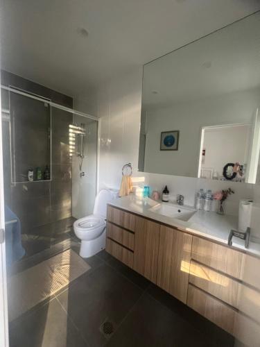 La salle de bains est pourvue de toilettes, d'un lavabo et d'une douche. dans l'établissement Superstar’s home stay, à Gold Coast