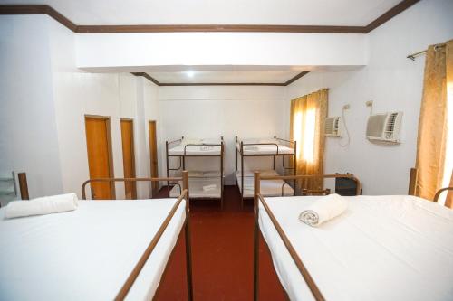 een ziekenhuiskamer met drie bedden erin bij Isla Vista Beach Resort in Candelaria