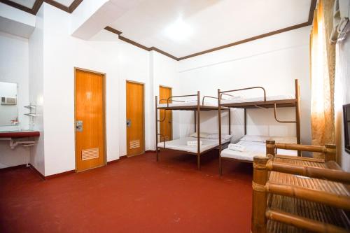 Zimmer mit 2 Etagenbetten und einem Waschbecken in der Unterkunft Isla Vista Beach Resort in Candelaria