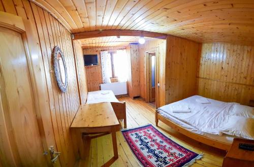 Ένα ή περισσότερα κρεβάτια σε δωμάτιο στο Cabana Poenita