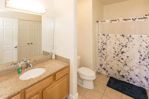 バージニアビーチにあるThe Sandbridge Dunes - Room With A View 315の洗面台、トイレ、シャワー付きのバスルーム