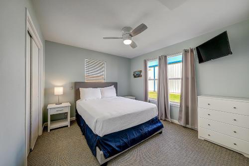 un dormitorio con una cama y una ventana en Wharf Cottage, en Rockport