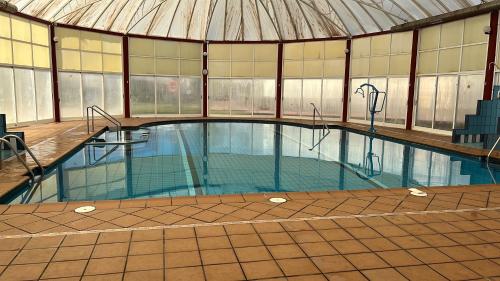 una gran piscina en un gran edificio en NICE DREAM!!, en Playas de Vera