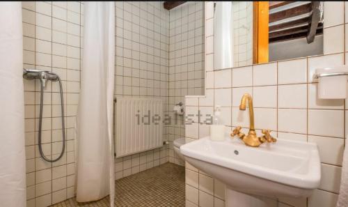 y baño blanco con lavabo y ducha. en THE BLUE HOUSE OF COSTA BRAVA Leni's attic, en Castelló d'Empúries