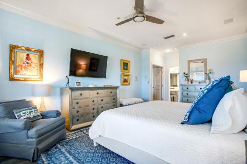 Ένα ή περισσότερα κρεβάτια σε δωμάτιο στο Tranquil coastal home with ocean views, beach access, balcony & shared pool