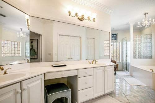 Ένα μπάνιο στο Tranquil coastal home with ocean views, beach access, balcony & shared pool