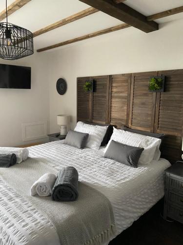 ein Schlafzimmer mit 2 Betten und Handtüchern darauf in der Unterkunft La Bastide Du Bonheur Chambres et Tables D'Hôtes in 