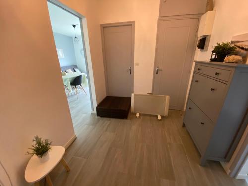 um corredor com uma cozinha e uma sala de jantar em Labenne Ocean - joli appt avec terrasse -T2 300m plage em Labenne