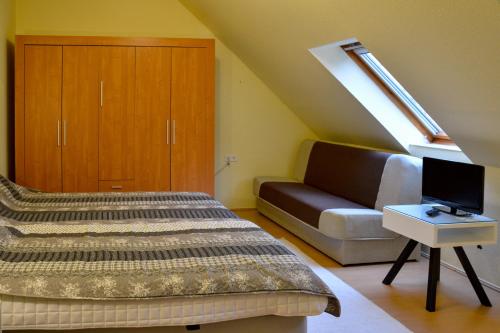 Postel nebo postele na pokoji v ubytování Afrodite Apartmanház