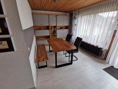 ein Esszimmer mit einem Holztisch und Stühlen in der Unterkunft Ferienwohnung Sinsheim-Dühren in Sinsheim
