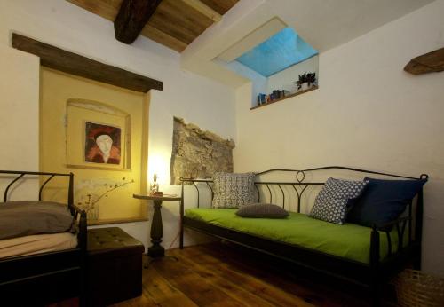 - une chambre avec un lit vert dans l'établissement RenaissanceStuben, à Torgau