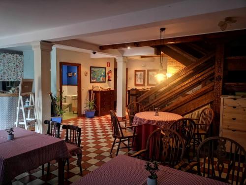 サンティリャーナ・デル・マルにあるHospederia Santillanaのテーブルと椅子が備わるレストラン
