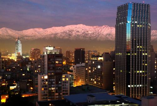 vistas a una ciudad con montañas en el fondo en Personal Aparts Downtown en Santiago